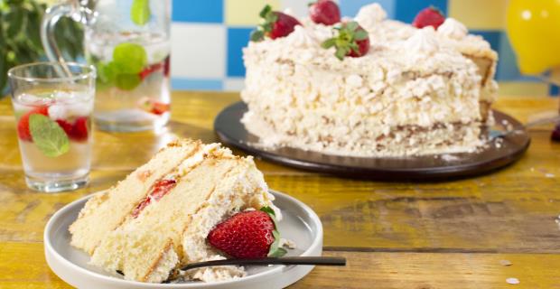 Bolo de Aniversário com Recheio de Morango 