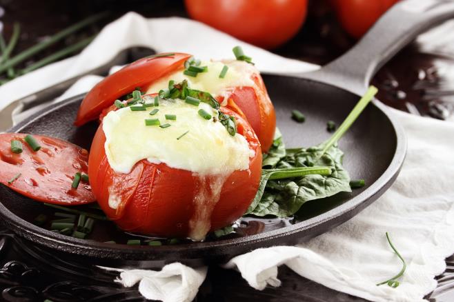 Tomate recheado com palmito e queijo