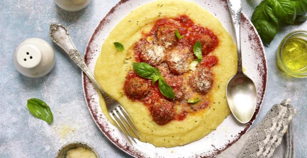 Polenta cremosa com ragu de carne