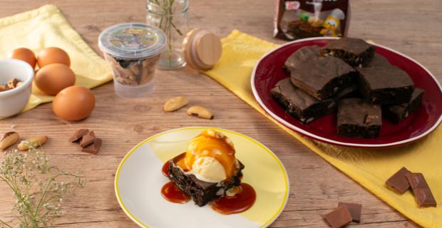 Brownie com Nozes, Sorvete e Calda de Caramelo - Zaeli